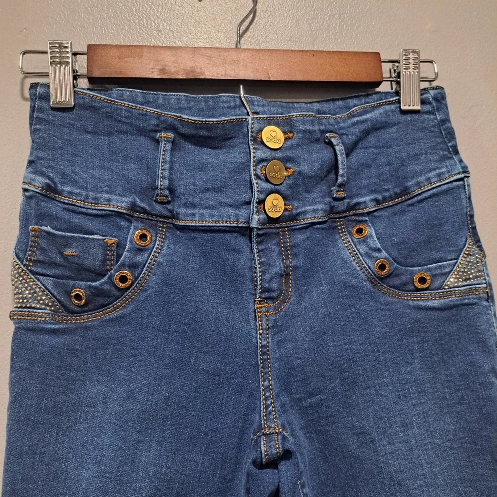 Soda High Waisted Skinny Jeans Medium Wash Triple Button‎ Grommet Detail Size 31